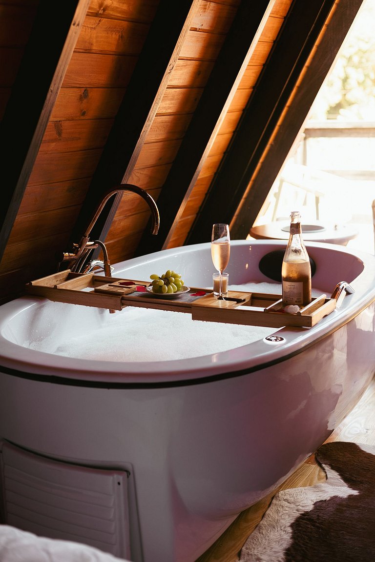 Chalé Romântico com Jacuzzi em Meio à Natureza