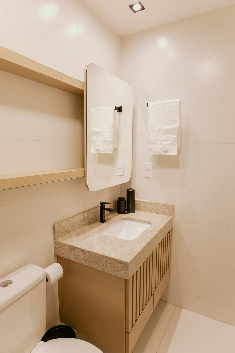 2 Quartos Alto Padrão a Poucos Passos da Praia