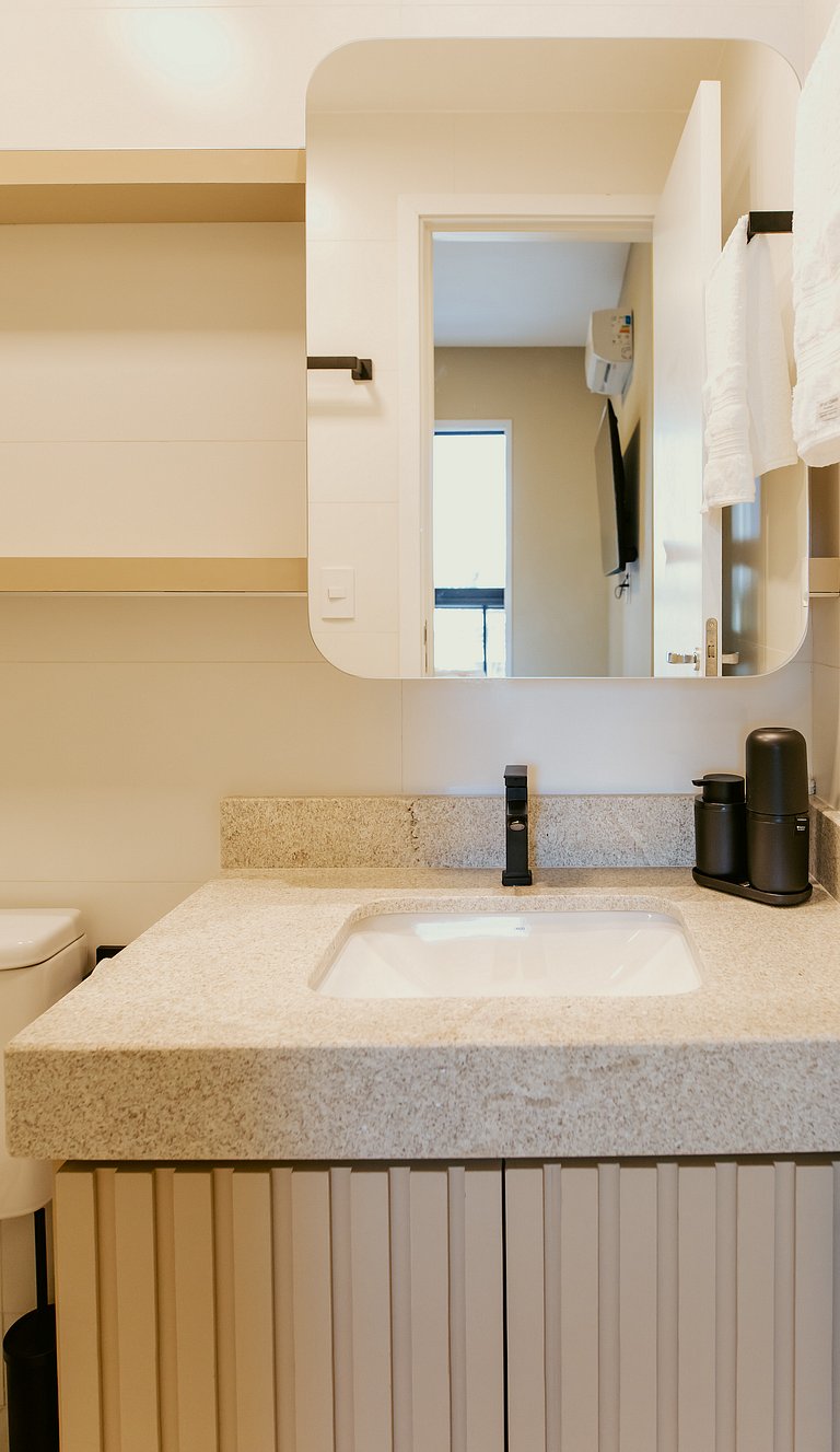 2 Quartos Alto Padrão a Poucos Passos da Praia