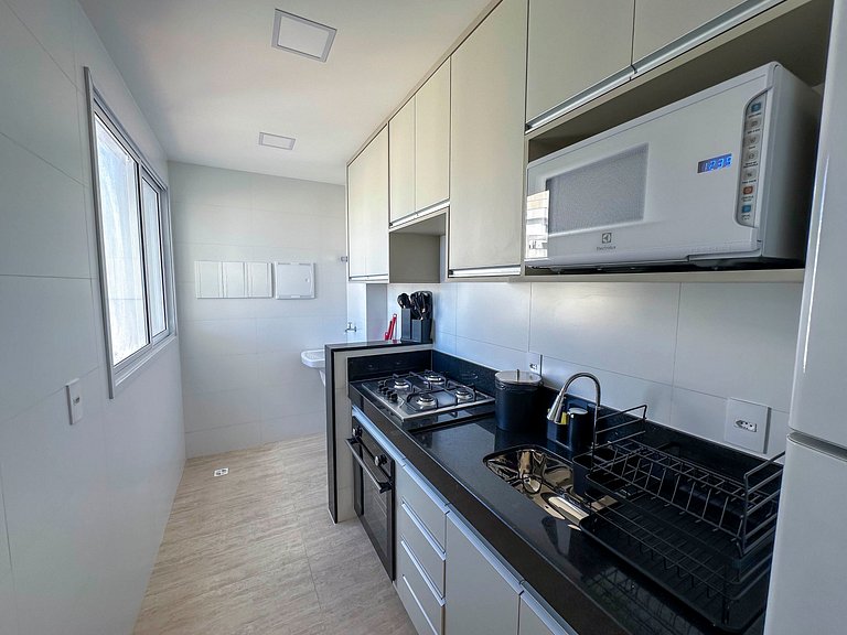 2Q Novo na Praia da Areia Preta | Ar + Garagem