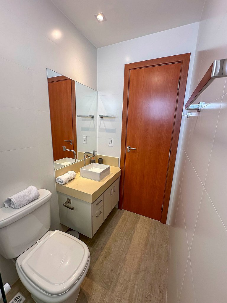2Q Novo na Praia da Areia Preta | Ar + Garagem