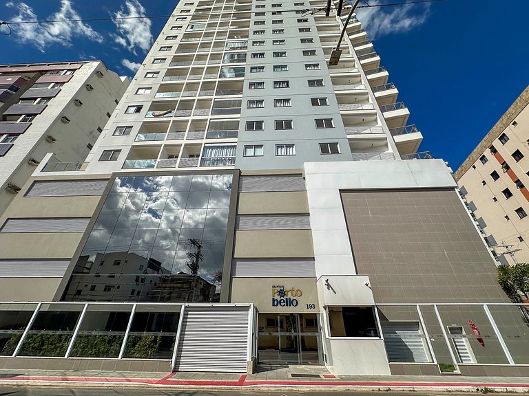 2Q Novo na Praia da Areia Preta | Ar + Garagem